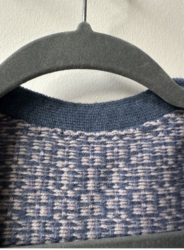 Cardigan CHANEL in cashmere blu e rosa - Foto 9 di 9