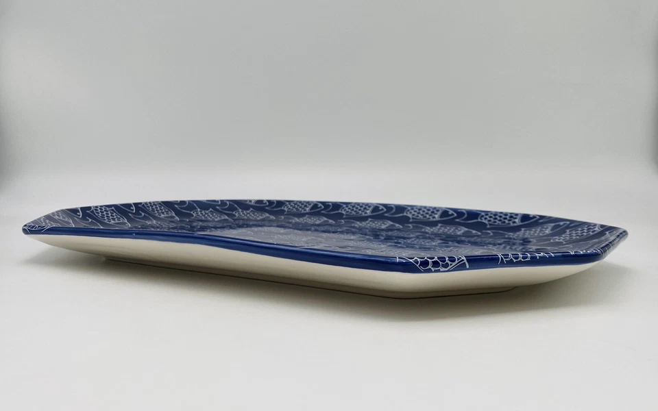 Bandeja para servir pan azul y blanco Kate Nelligan 14x9” con patrón de pescado Foto 4 de 4