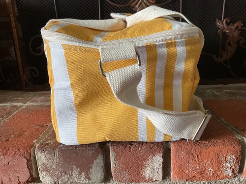 Business & Pleasure Co. Bolso de Mano Enfriador Rayas Amarillas y Blancas NUEVO 12.5”x8”x6.5” - Imagen 6 de 8