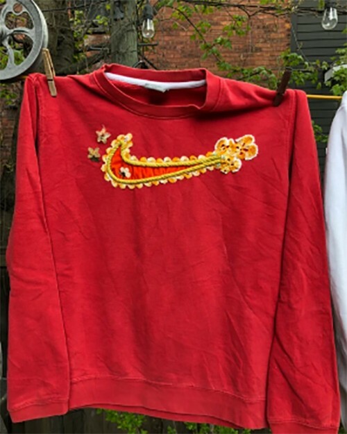 NIKE BENTGABLENITS Handmand Flowers Swoosh Sweater Size M