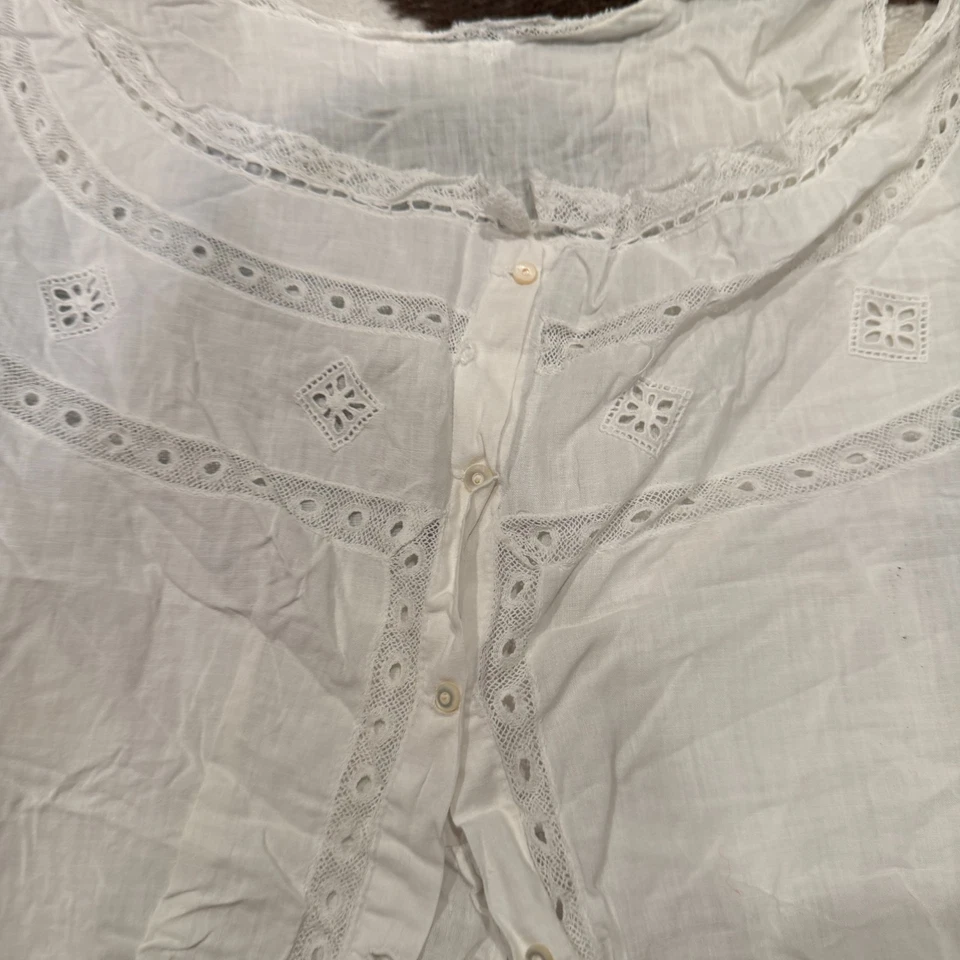 Camisola antigua con ojales y encaje de algodón eduardiano blanco cubierta Foto 2 de 4