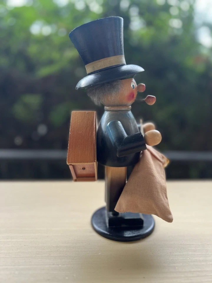 Este fumador de incienso de arte popular de estilo alemán Foto 2 de 4