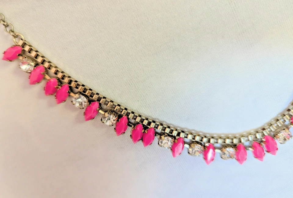 Colar retrô J Crew 1990 declaração rosa com pedras tipo cristal cintilante! - Imagem 3 de 4