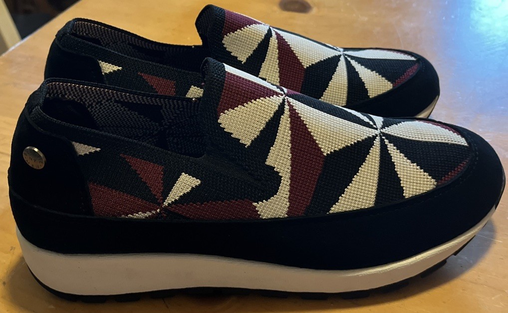 NWOB Bernie Mev slip on stretch sneakers with cool looking print size 7 US 38 EU