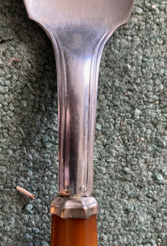 Poignée caramel bakélite vintage/milieu du siècle avec fourchette de service 4 dents (8 1/4") - Photo 4/9