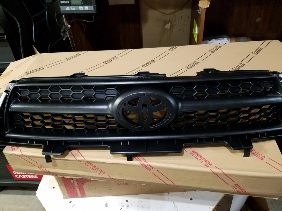 NEW GENUINE 2008-2011 TOYOTA RAV4 FRONT UPPER RADIATOR GRILL 53111-42130 - Image 2 of 3