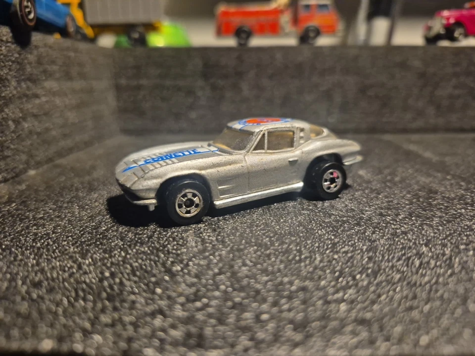 Литой игрушечный автомобиль Corvette 1979 года с разделенным окном Hot Wheels серебристый цвет - Изображение 2 из 4