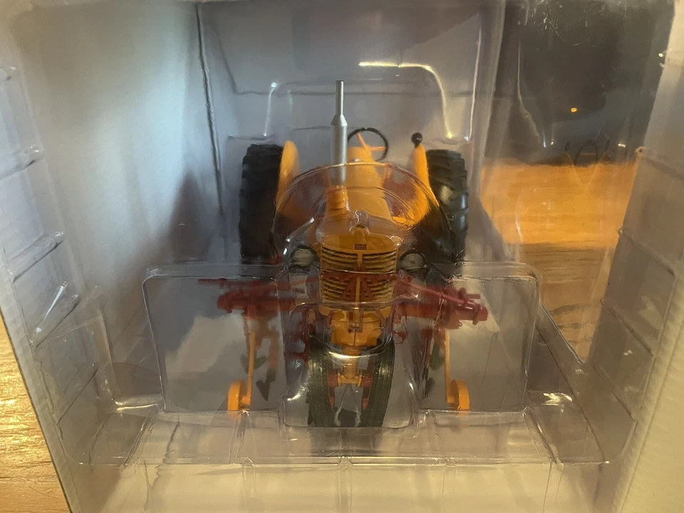 SpecCast 1/16 Minneapolis Moline"U"Gas Narrow Front Tractor w/2 row cultivator - Image 2 of 4