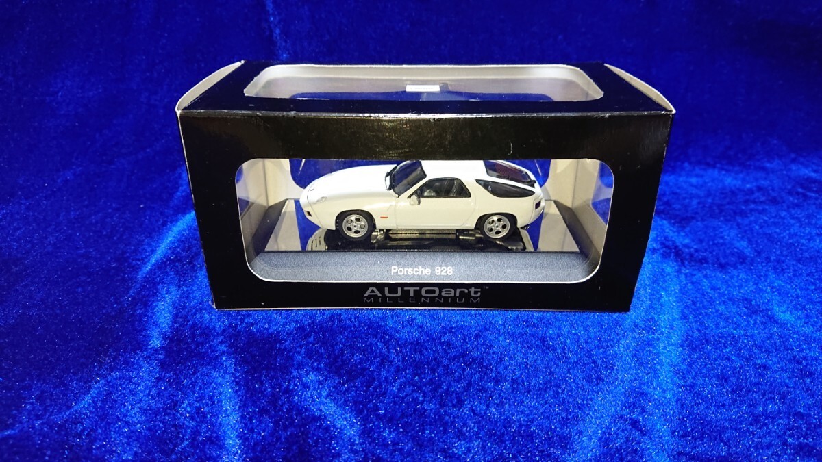 AUTOart Porsche 928 White 57812