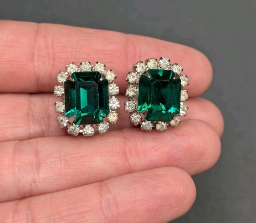Vtg KRAMER Signed Emerald Cut Green Rhinestone Halo Silver Tone Clip On Earrings - Afbeelding 2 van 9