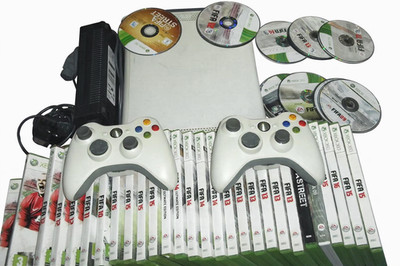 WEISSE XBOX 360 KONSOLE + 2 CONTROLLER + JEDE MENGE FIFA - EIN FIFA TRAUM!!