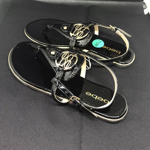 Bebe Janney Damen-Sandale 7,5 W – schwarz goldfarbenes Logo-Obermaterial Fersenriemen flache Sandalen. - Bild 3 von 8