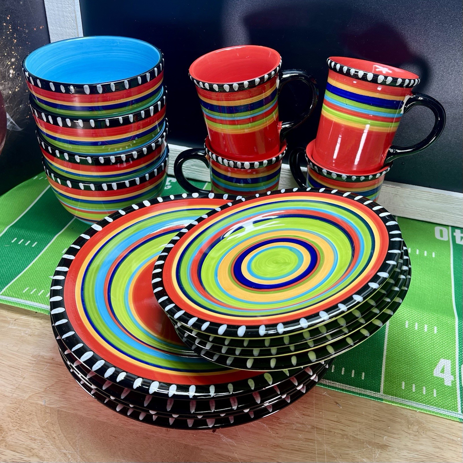 8 Plates 4 Mugs/cups 4 Bowls