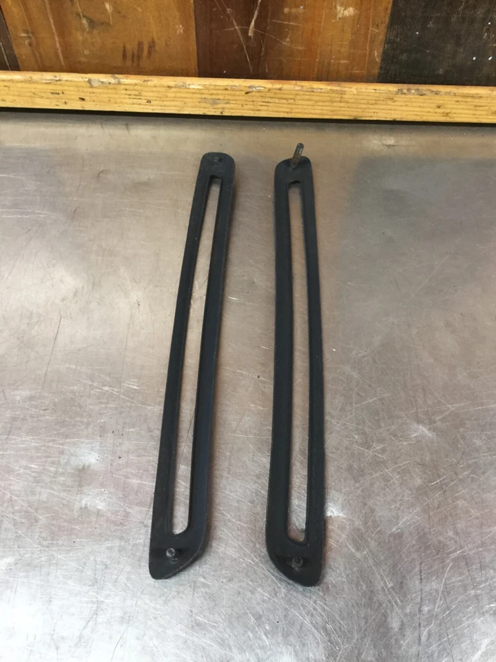 Triumph TR6 • Tablero de instrumentos original Demister Vent Trim. Usado. KT1358 Foto 4 de 4