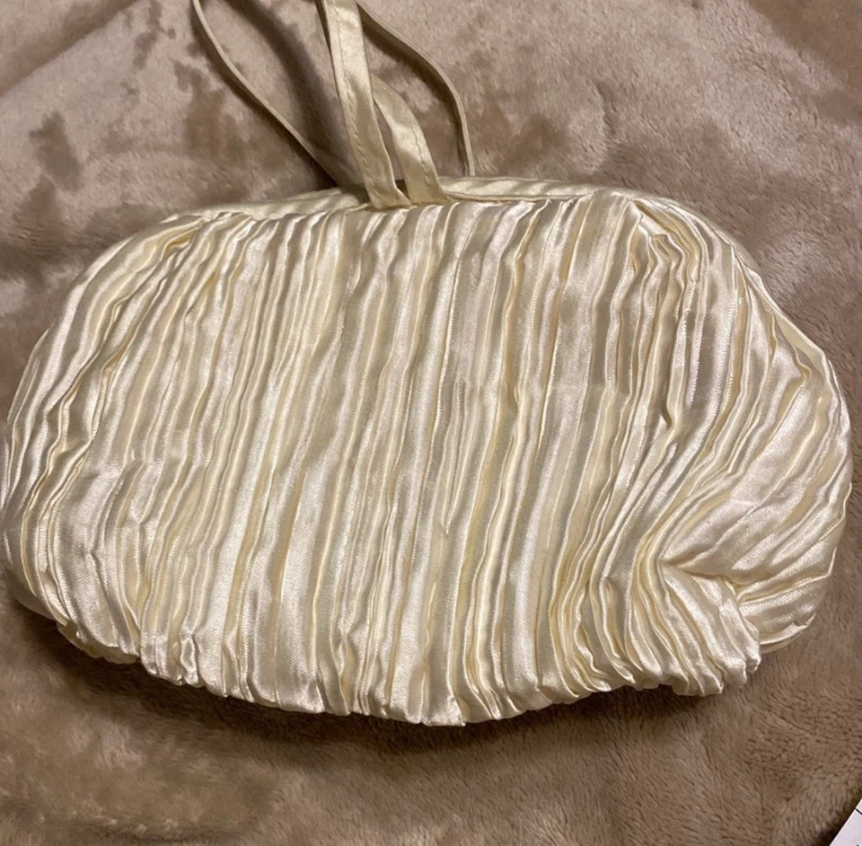 Bolso de mano pequeño vintage de satén en marfil. Foto 3 de 4