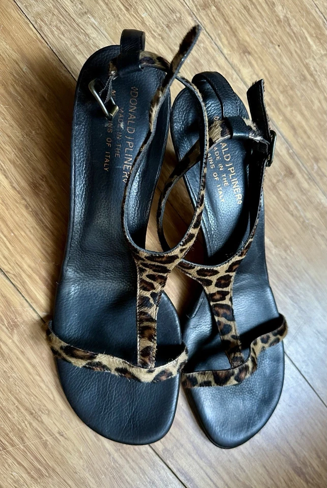 Sandalia en muy buen estado Donald Pliner 10N Hecha en Italia Tacón de Gatito Pelo de becerro Estampado de Leopardo Foto 2 de 3