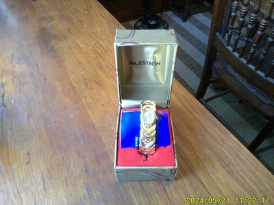 Vintage Majestron Model No. 91682 Gold Tone Oval Bracelet Quartz Watch VTG MAJESTRON GOLD TONE LADIES DRESS WATCH-#91682-QUARTZ-NEW  main image 2