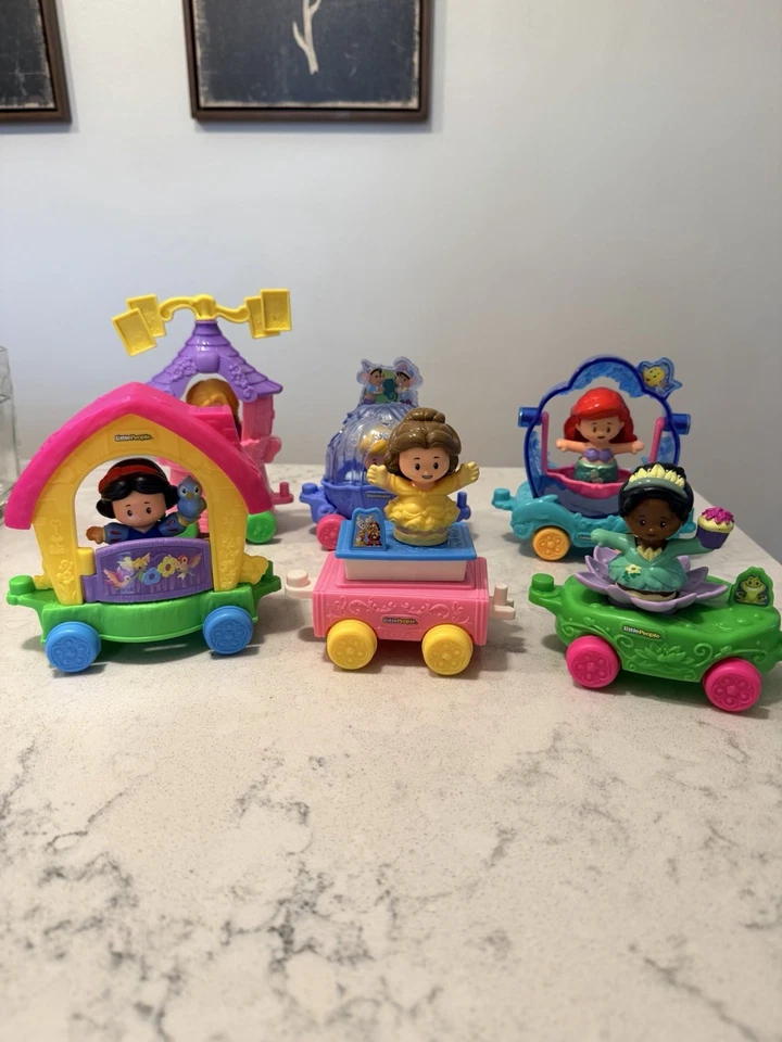 Conjunto de 6 flutuadores e bonecos Fisher Price Little People Disney Princess Parade - Imagem 2 de 4