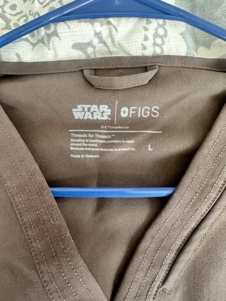 Blusa Médica FIGS para Mujer Star Wars Bo Katan Plisada Jedi Edición Limitada Mandalore Foto 2 de 4