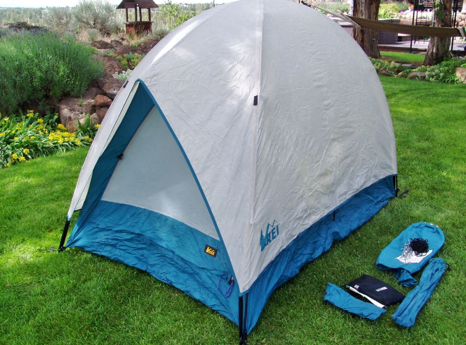 Vtg REI Camp Hut 2 Person Teal Camping TENT w/ Corded Poles, Footprint, and Fly