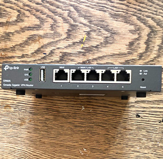 TP LINK Omada ER605 V2.0 Gigabit VPN Router 5 Port Wired Ethernet Black. power