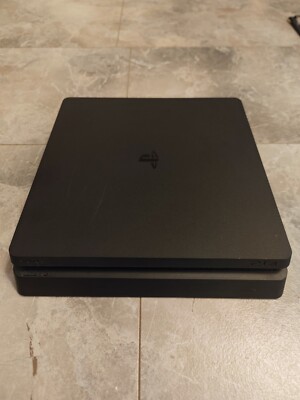Playstation 4 CUH-2016B mit einem Controller