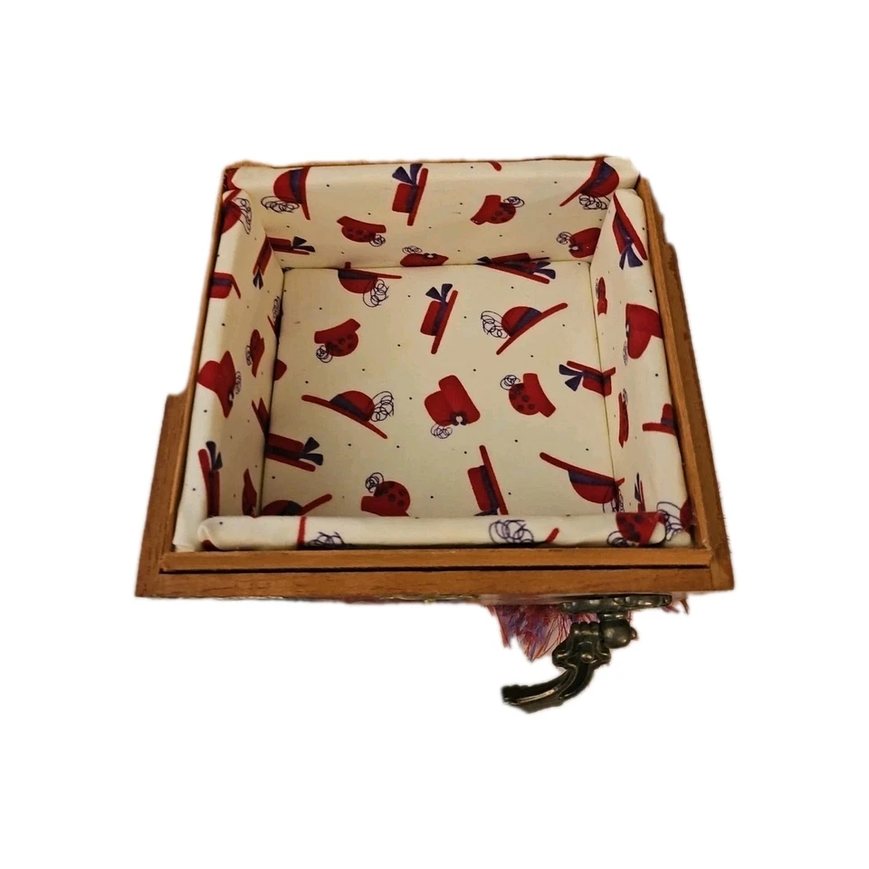 Cartera caja cigarros sombrero rojo Foto 2 de 4