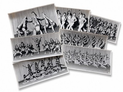 Kinder spielen Verkleiden in interessanten Kostümen, auf der Bühne, spielen. Antikes Foto 