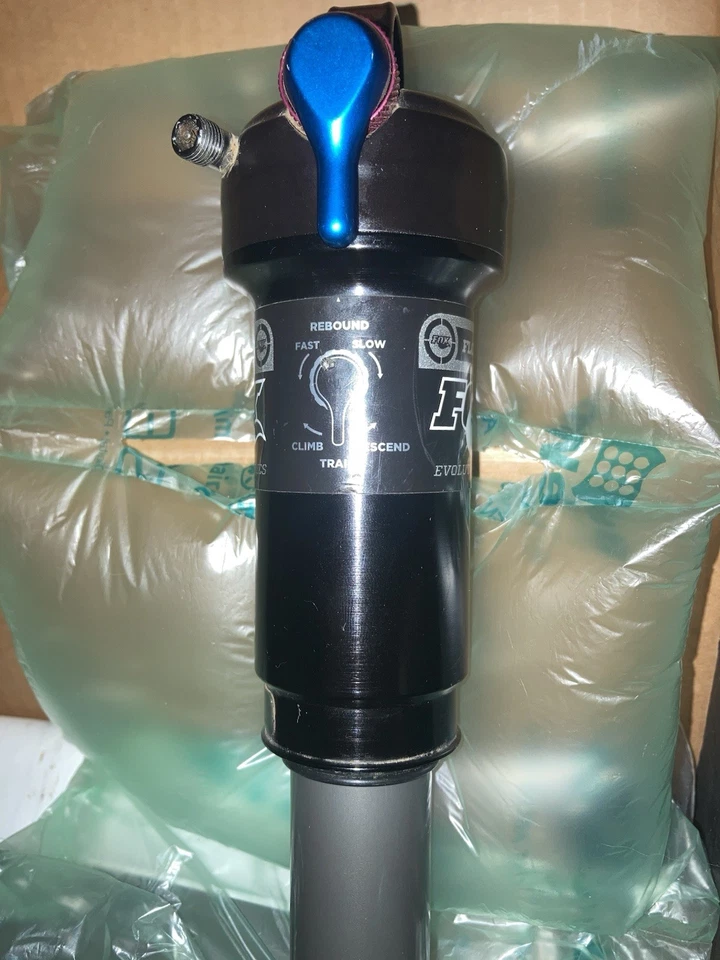 Suspensión de amortiguador trasero Fox con bobina FOXSHOX 700x2,30 (usada tiene arañazos) Foto 4 de 4