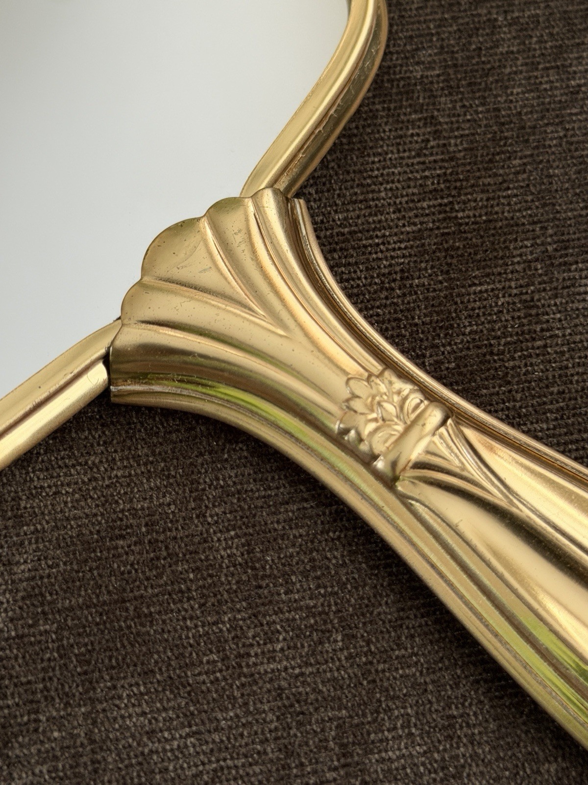 как выглядит Vintage 3-Pc Dresser Vanity Set Hand Mirror Brush Comb Gold Floral Design In Box фото