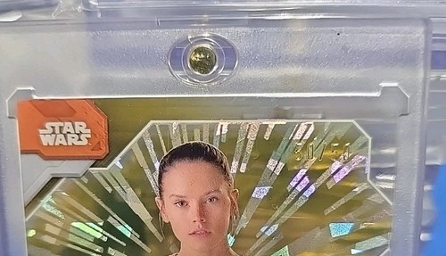 2024 TOPPS STAR WARS HIGH TEK REY - GOLD REFRACTOR /50 - Picture 2 of 4