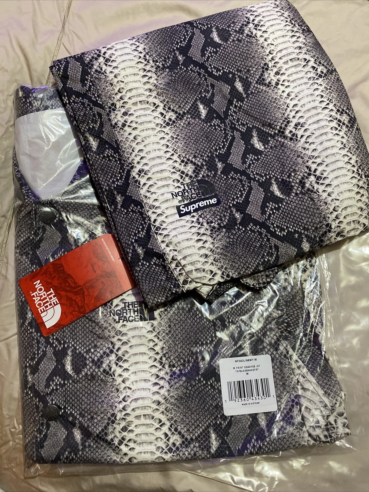 Ensemble serpent face nord Supreme Tnf noir moyen neuf avec étiquettes rare veste et pantalon d'entraîneur