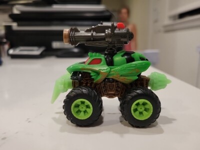 Zuru 5 Surprise Monster Truck Mystery Ball Bumblee Bee Bug Yellow Trucks