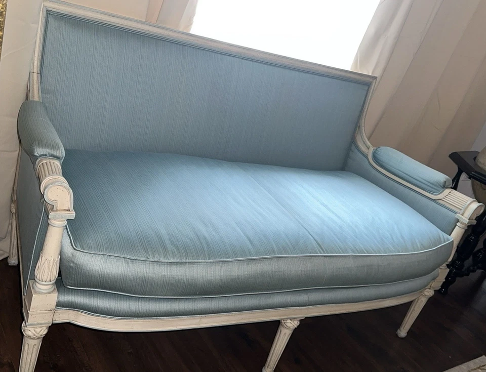 Impresionante sofá de dos plazas estilo francés Luis XVi Foto 2 de 4