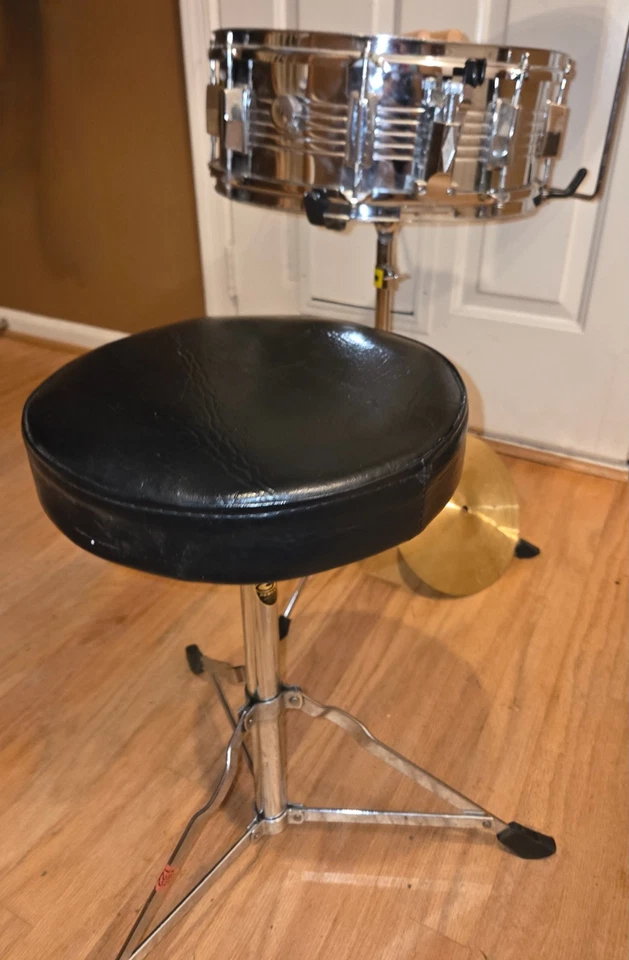 Caja de percusión de cañón con soporte, asiento y 2 platillos y palos Foto 2 de 4