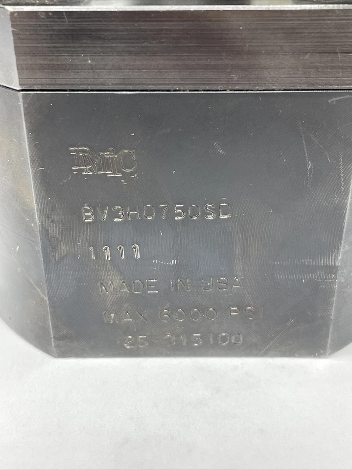 Válvula de bola de 3 vías DMIC BV3H-0750-SD 3/4" SAE diámetro en T dividido 180 acción, 6000 PSI  Foto 2 de 4