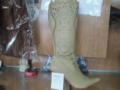 Botas altas piel beige caladas a laser  muy baratas producto Español para mujer