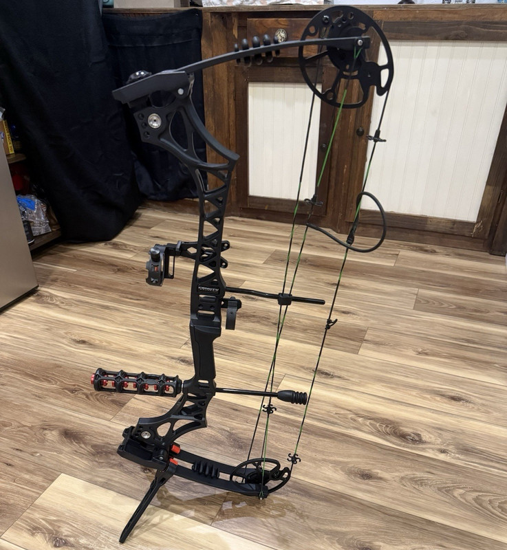 Centwy Max 7 Compound Bow 70lb Black Package w/ Soft Case & Arrows