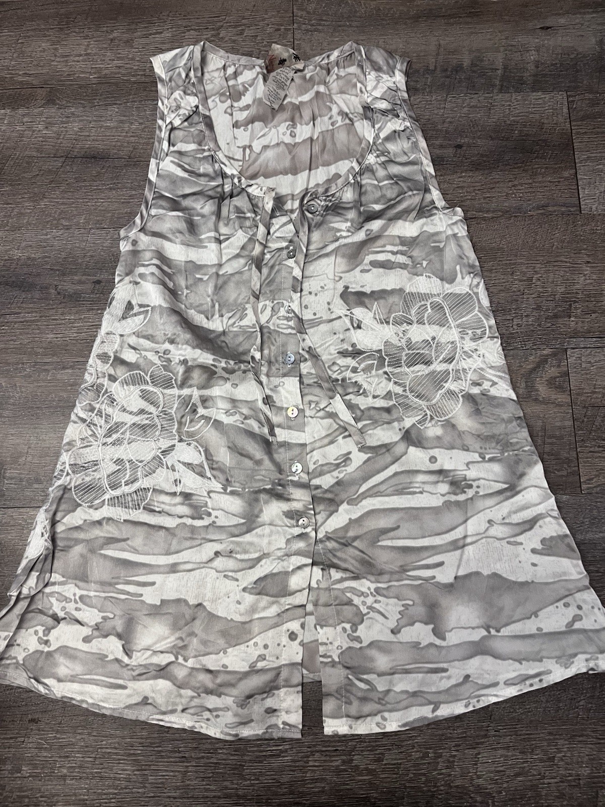 Da-Nang Women's XS Silk Camo Embroidered Floral Button Up Tank Top