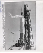 1963 Press Photo Atlas Rocket Under Astronaut Gordon Coopers Spacecraft Faith 7
