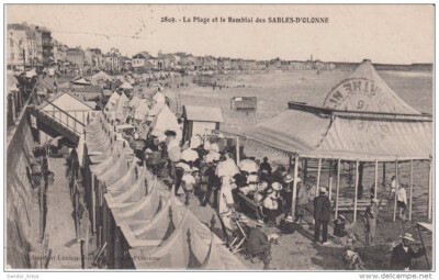 CPA - La Plage et le Remblai des Sables-d'Olonne