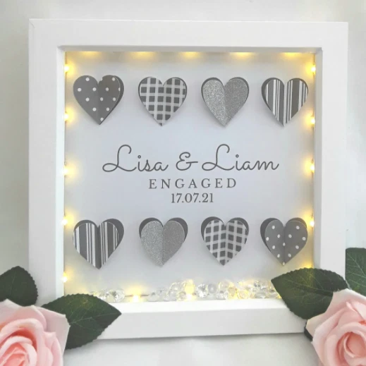 Marco de compromiso personalizado, regalo de compromiso, marco LED corazón de compromiso Foto 2 de 4