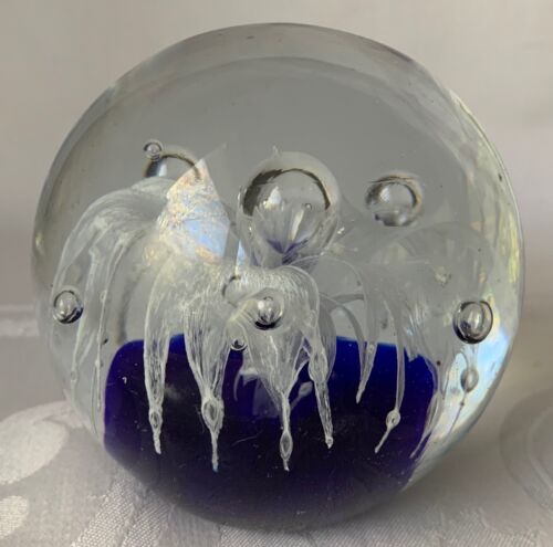 SUPERB LARGE UNMARKED CRYSTAL PAPERWEIGHT, COBALT BLUE, WHITE FLOWER - Picture 3 of 7