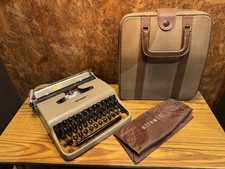 Olivetti Lettera 22 Portable Typewriter Cover and Carry Case. Vintage Retro