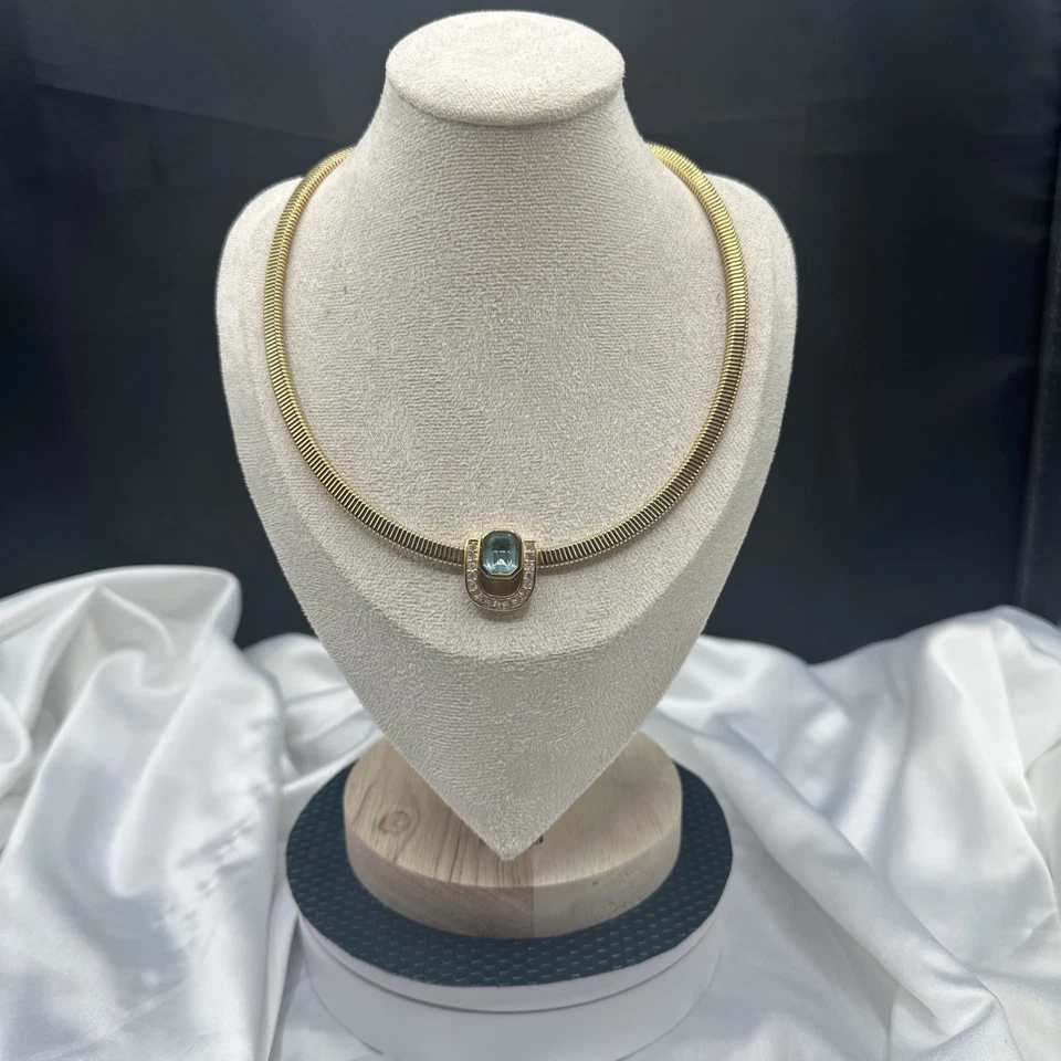 Gargantilla Christian Dior 90 tono dorado con imitación aguamarina y pedrería. Foto 2 de 4