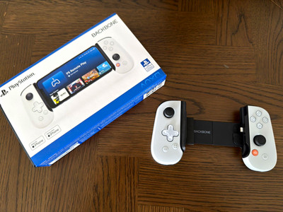 Backbone One PlayStation Edition Controller für Apple iPhone iOS, Weiß/Schwarz