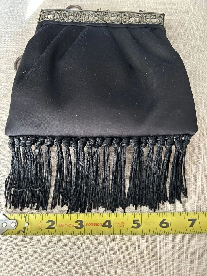 Bolso Bandolera Vintage Negro Satinado Ornamentado Dorado Kisslock Rosa Flecos Foto 3 de 4