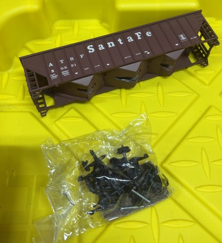 Athearn - Escala ATSF HO - 80991 - Santa Fe - Tolva de 3 bahías - Se requiere montaje | Zustand: New