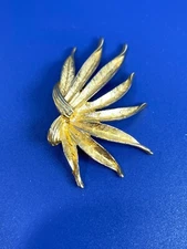 Vtg Brooch Pin Unsigned Etched Gold Tone Metal Spray of Pointed Leaves Leaf 