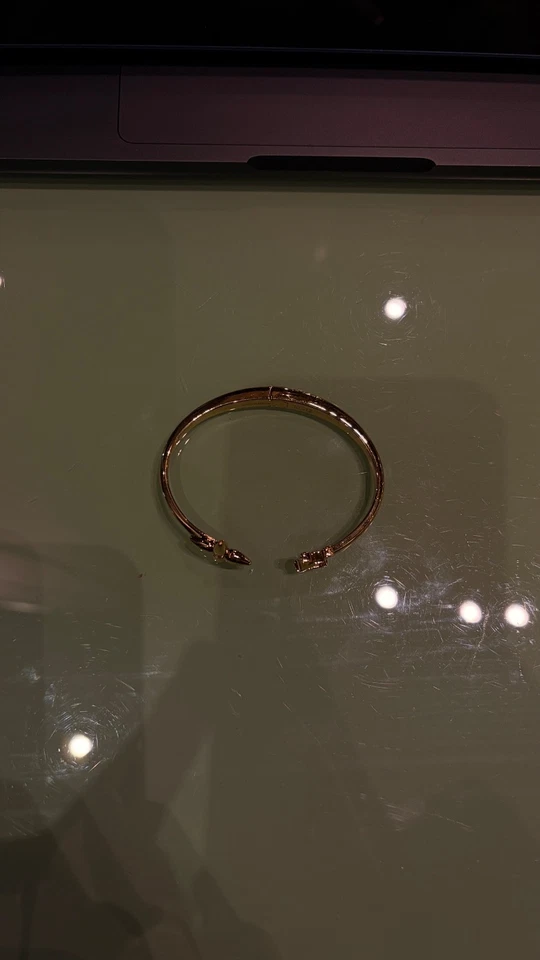 Pulsera Louis Vuitton Louisette Signature, mujer, oro Foto 3 de 4